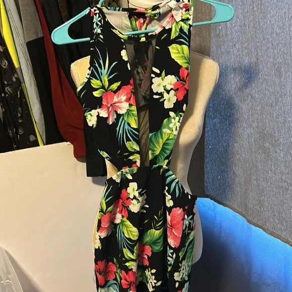 HP 🎊Floral Cutout Dress - Picture 1 of 9